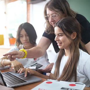 Información para padres | Colegio Peruano Británico - 04 - Feature Cards Pattern - Creativity and Culture